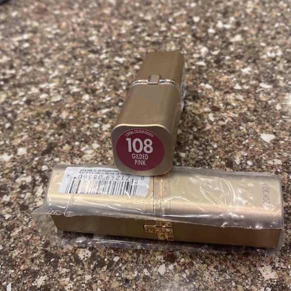 L’Oréal 108 Gilded Pink lipstick - Picture 2 of 2